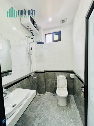 Nhà mới Đội Cấn, thang máy, 40m, 5,6 tỷ, tặng nội thất