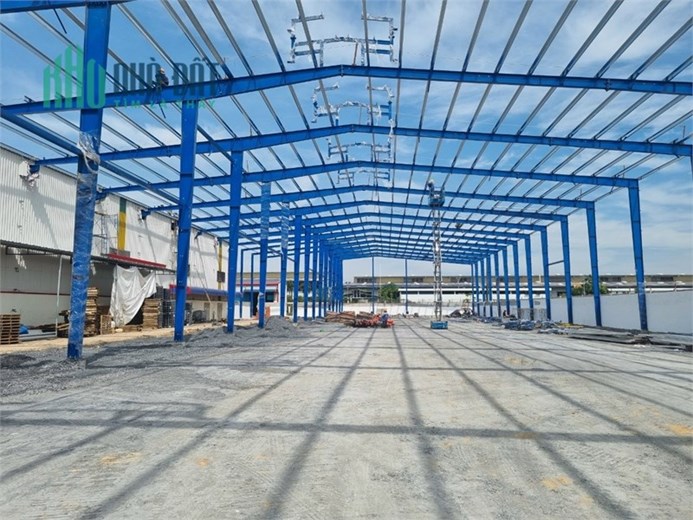nhà xưởng đẹp,  sẵn xưởng bàn giao liền, chiều cao 9m, điện 3fa có sẵn, mt đường chính