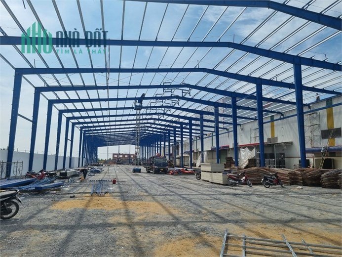 nhà xưởng đẹp,  sẵn xưởng bàn giao liền, chiều cao 9m, điện 3fa có sẵn, mt đường chính