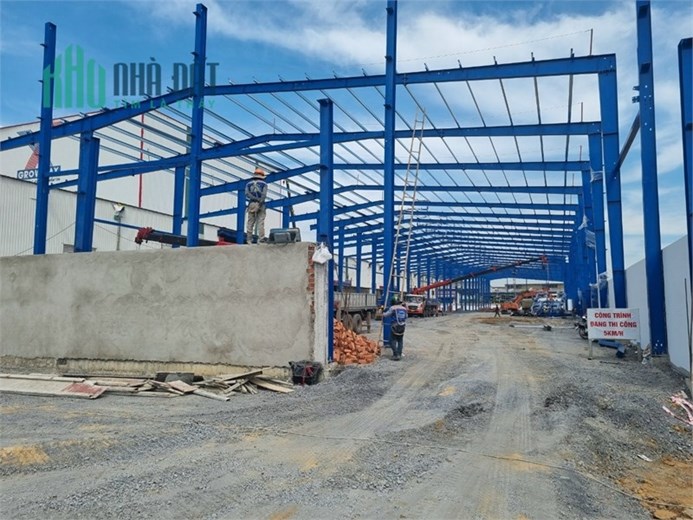 nhà xưởng đẹp,  sẵn xưởng bàn giao liền, chiều cao 9m, điện 3fa có sẵn, mt đường chính