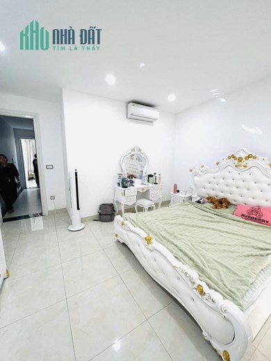 Bán biệt thự Dát Vàng Hoàng Mai, 70m2, 6 tầng Thang máy, Tặng Full Nội thất giá 11 tỷ