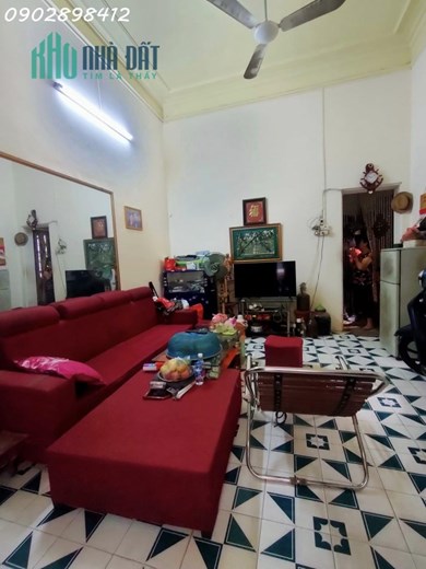 Nhà phố diện tích đất 30.6m2 có sổ hồng, khu dân cư sầm uất.