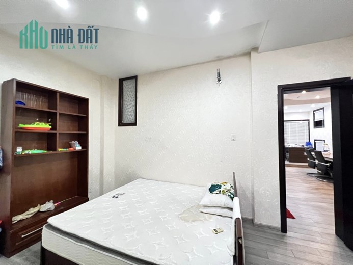 NHÀ NGUYỄN THỊ THẬP, QUẬN 7, GẦN LOTTE, 3 TẦNG, HẺM XE HƠI, 4.5x27M, NHĨNH 9 TỶ