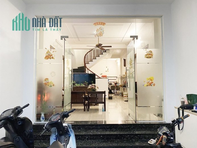 NHÀ ĐẸP NGUYỄN VĂN CỪ - GẦN PHỐ - Ô TÔ VÀO NHÀ - DIỆN TÍCH RỘNG – TIỆN ÍCH BẠT NGÀN