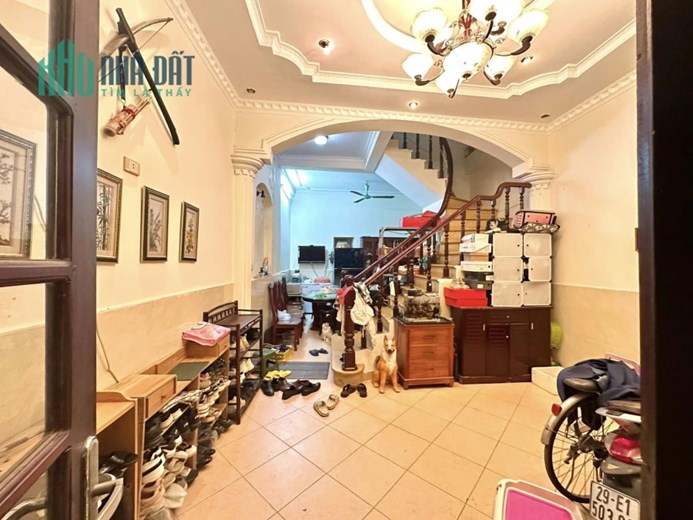 Bán nhà ở 105 Láng Hạ Đống Đa 40m2, 5 tầng đẹp, chắc chắn ngõ thoáng chỉ 5 tỷ