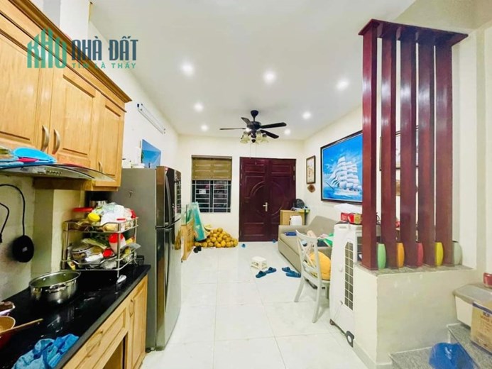 Bán nhà Hoàng Quốc Việt- 30mx 5T- MT3.8m- gần phố- nhà đẹp- nhỉnh 4 tỷ