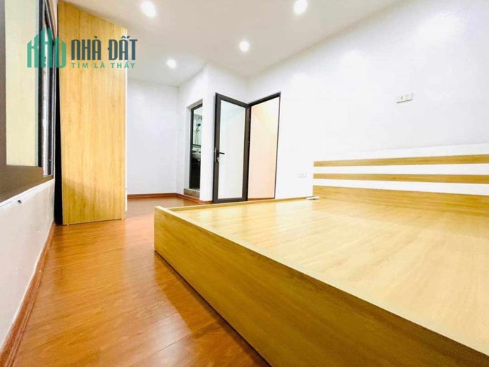 Bán nhà Tập thể Vĩnh Hồ. 80m. 3 ngủ, nội thất xịn. Sát phố, oto. 2.5 tỷ