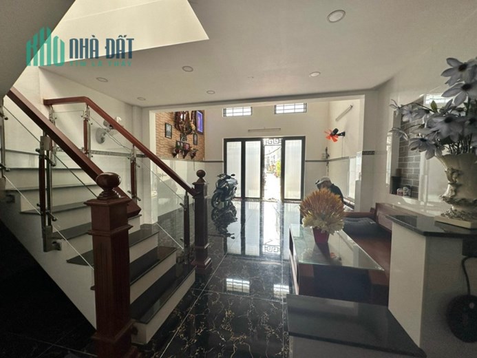 Bán gấp nhà Lê Đình Thám Tân Phú HXH Gần chợ Tân Hương 50m2 ,2Tầng BTCT Nhỉnh 4 tỷ