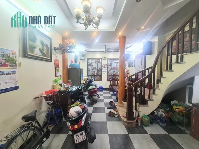 Bán nhà Lĩnh Nam, Hoàng Mai, gần phố, gần ô tô, nhà dân xây 35 m2, 3 tỷ 200