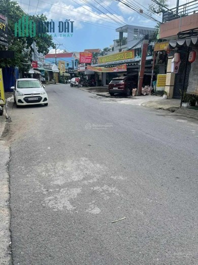 Gia đình muốn định cư sang Mỹ nên cần bán đất, tặng 3 căn nhà cấp 4 trên đất