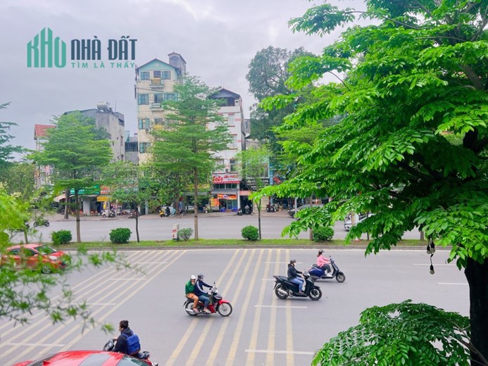 Bán nhà mặt phố đường Láng, kinh doanh sầm uất, DT 54m2, giá 12 tỷ