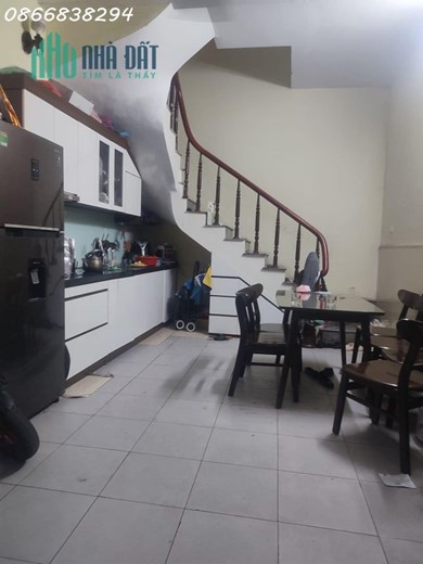Bán Nhà Hoàng Quốc Việt Chỉ 3.4 Tỷ DT 28m MT 4m Dân Xây 4 tầng - Ngõ thoáng - gần Ô TÔ.