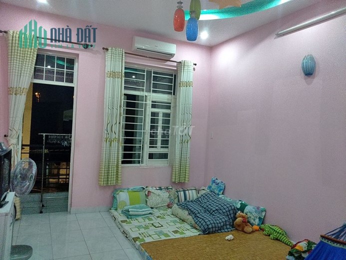 Cho thuê nhà đẹp 2 tầng gần chợ Tân Thuận