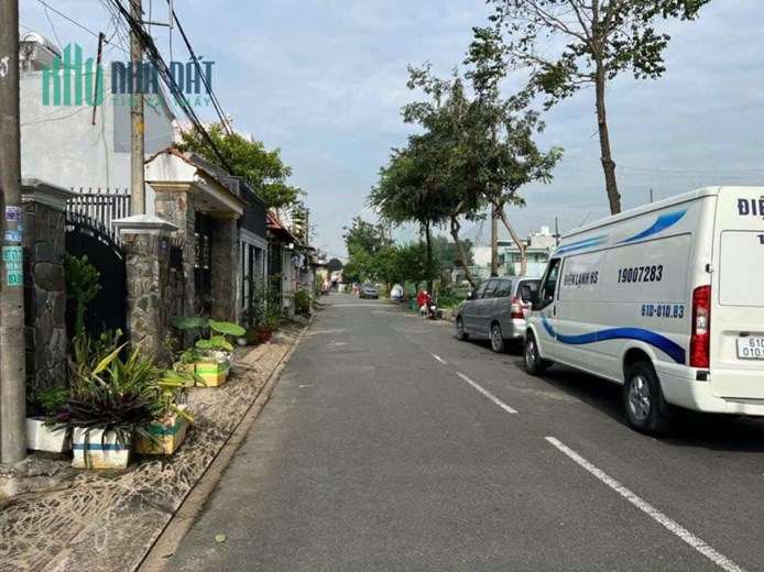 BÁN ĐẤT TẶNG NHÀ .DT 300M2  NGANG 7.5M. CẠNH DỰ ÁN SÀI GÒN VILLA HILL