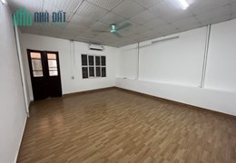 Cho thuê nhà Quan Hoa Cầu Giấy 40m2 x 3T đường ô tô con vào cửa gần phố 15tr/th.