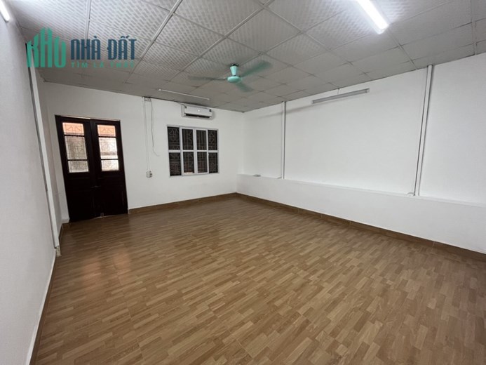 Cho thuê nhà Quan Hoa Cầu Giấy 40m2 x 3T đường ô tô con vào cửa gần phố 15tr/th.