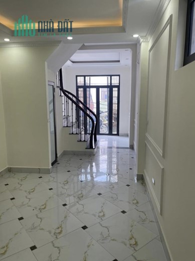 Bán nhà 5 tầng phố Trạm, full nội thất, Ô tô đỗ cửa