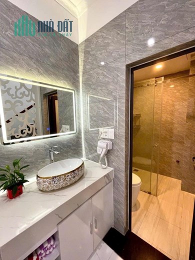 NHÀ SÂN CỔNG RIÊNG BIỆT ĐẸP LUNG LINH TẠI PHỐ HỒ SEN