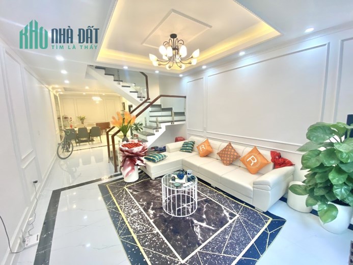NHÀ SÂN CỔNG RIÊNG BIỆT ĐẸP LUNG LINH TẠI PHỐ HỒ SEN