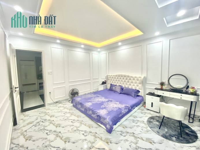 NHÀ SÂN CỔNG RIÊNG BIỆT ĐẸP LUNG LINH TẠI PHỐ HỒ SEN