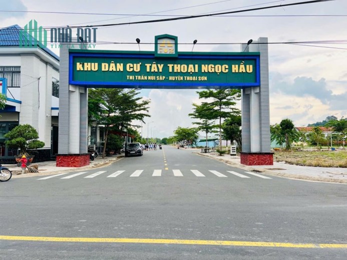 Hàng ngộp giá 600tr/nền