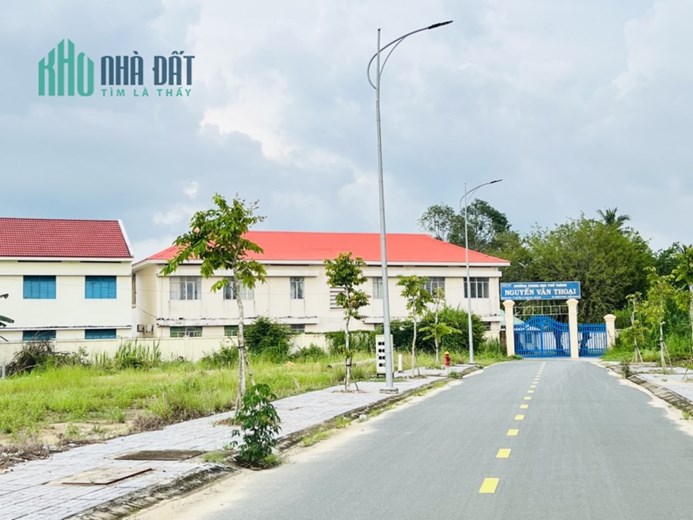 Hàng ngộp giá 600tr/nền