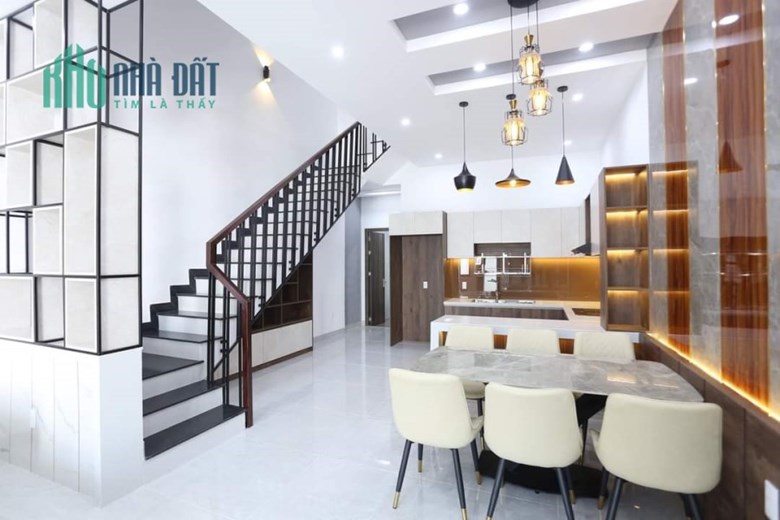 Bán nhà 3 tầng 3 mê đường Trần Kim Xuyến - Phường Hòa Xuân, Quận Cẩm L