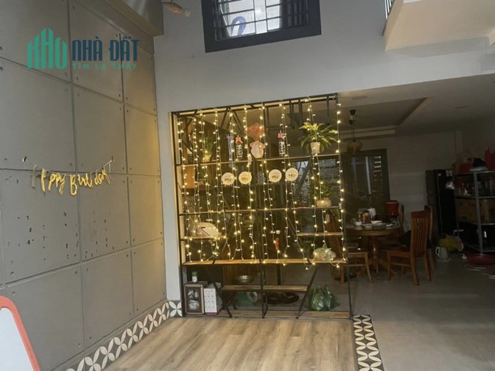 HXT SÁT MẶT TIỀN THẠNH XUÂN QUẬN 12 - 100M2, NGANG 5M, 3 TẦNG, NỘI THẤT SANG TRỌNG - GẦN CHỢ MINH