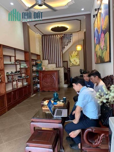 Chính Chủ Nhờ Tìm Khách Thuê Toàn Bộ Nhà mặt phố Lê Duẩn, quận Đống Đa