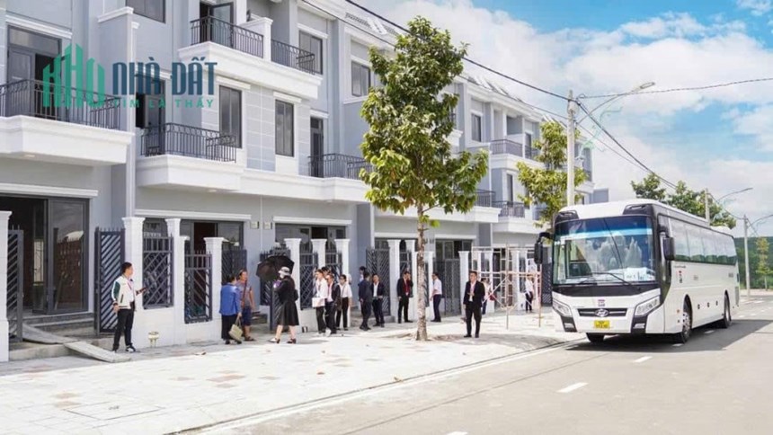 Bán nhà phố 2 lầu 1 trệt, thanh toán 1 tỷ nhận nhà sủ dụng ngay. diện tích 5x26