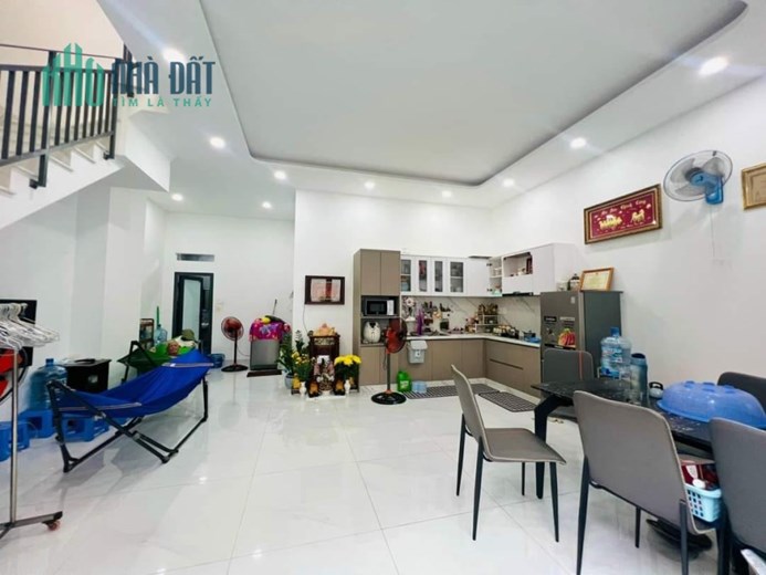 BÁN !!! NHÀ MẶT NGÕ TẠI XUÂN LA 2 tầng 60m2 11 TỶ