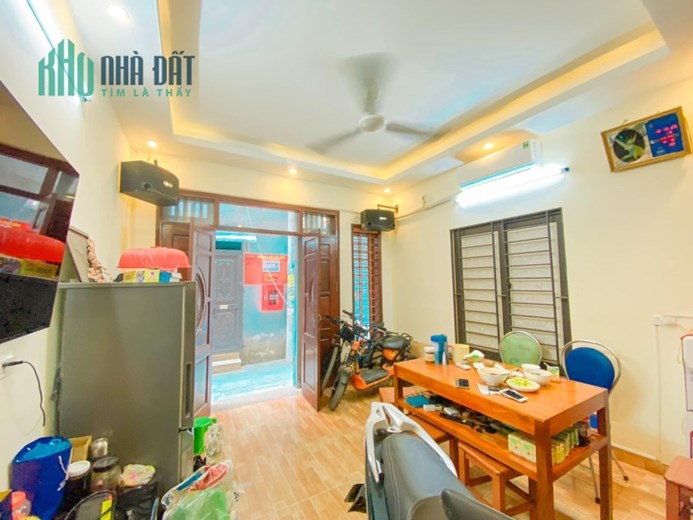 Bán nhà hố Lê Trọng Tấn 45 mét 5 tầng ở luôn 3,8ty