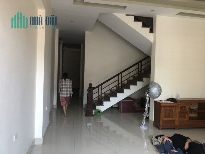 Cho thuê nhà 3 tầng tại ngõ đường Nguyễn Tất Thành, Liên Bảo