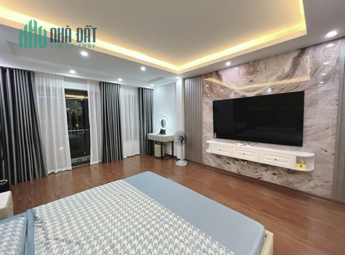 P/Lô Hoàng Cầu,Đống Đa.Vỉa hè,Oto tránh,KD,Thang máy,70m2 x MT5m,17 tỷ