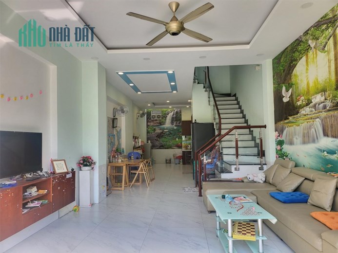 Bán nhà 3 tầng 4 phòng ngủ, xây dựng kiên cố, rất đẹp, thoáng mát, trung tâm quận 2.