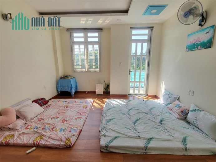 Bán nhà 3 tầng 4 phòng ngủ, xây dựng kiên cố, rất đẹp, thoáng mát, trung tâm quận 2.