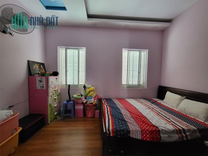 Bán nhà 3 tầng 4 phòng ngủ, xây dựng kiên cố, rất đẹp, thoáng mát, trung tâm quận 2.