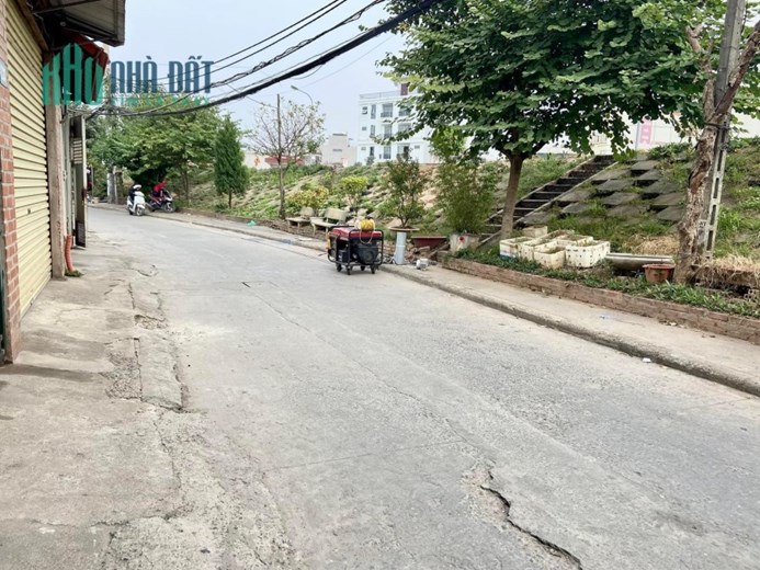 Bán nhà C4 ngay Mipec ngõ 121 Ngọc Thuỵ 65m x 5,5m giá chỉ 2,x  tỷ TL. LH: 0936123469