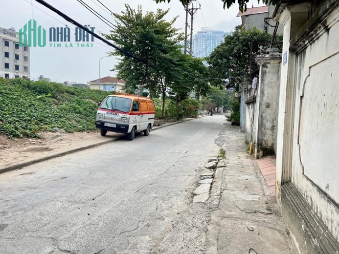 Bán nhà C4 ngay Mipec ngõ 121 Ngọc Thuỵ 65m x 5,5m giá chỉ 2,x  tỷ TL. LH: 0936123469