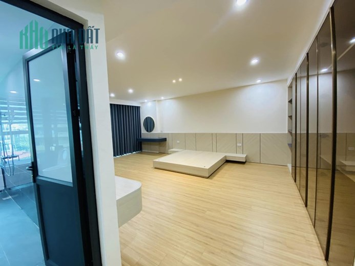 Bán tòa nhà MP  phố Tôn Thất Tùng, Đống Đa, 70m2 x 8 tầng, thông sàn, kinh doanh