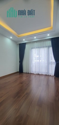 Nhà Nguyễn Văn Cừ, Dt 32m, 5 tầng, full nội thất cơ bản, giá 5 tỷ.