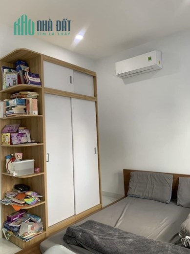 Tay ôm cặp sách tò tò,
Tưởng đâu thứ dữ ai ngờ cò con.
