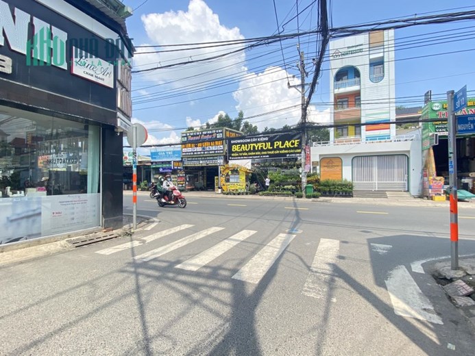 Bán nhà 2 tầng hẻm xe hơi quay đầu gần Vinhomes Grand Park