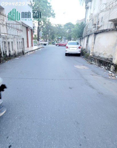 Ngon quá, Nhà 3 tầng - Ô tô vào nhà - sát mặt tiền đường Ông Ích Khiêm, Hải Châu, ĐN - Giá sập hầm