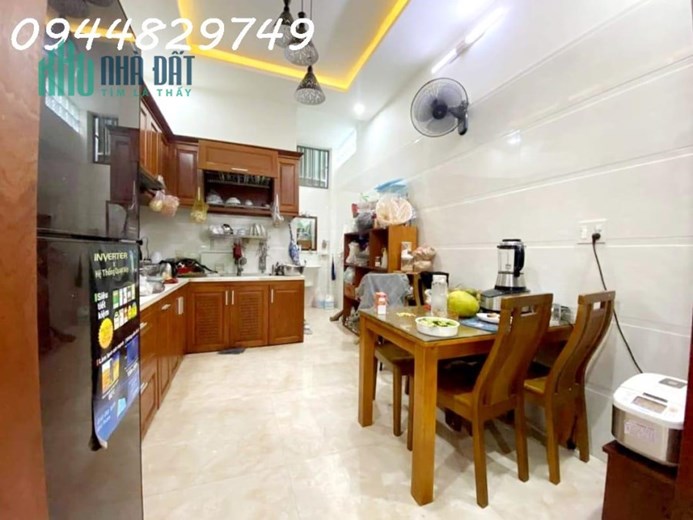 Ngon quá, Nhà 3 tầng - Ô tô vào nhà - sát mặt tiền đường Ông Ích Khiêm, Hải Châu, ĐN - Giá sập hầm