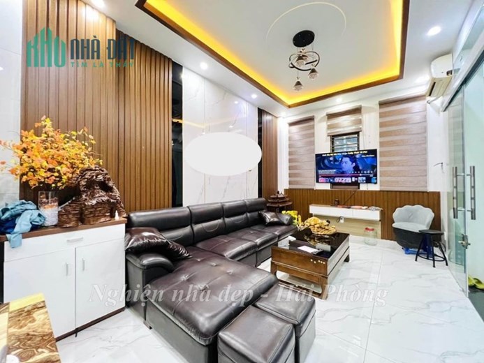 Bán nhà phố Hồ Sen, 47m 4 tầng GIÁ 3.45 tỉ sân cổng riêng, cạnh ngay Gara