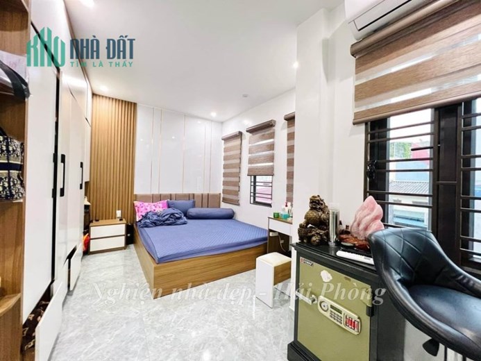 Bán nhà phố Hồ Sen, 47m 4 tầng GIÁ 3.45 tỉ sân cổng riêng, cạnh ngay Gara