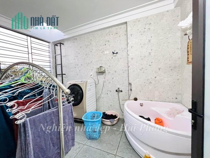 Bán nhà phố Hồ Sen, 47m 4 tầng GIÁ 3.45 tỉ sân cổng riêng, cạnh ngay Gara
