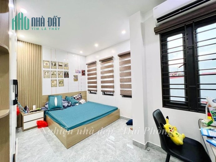 Bán nhà phố Hồ Sen, 47m 4 tầng GIÁ 3.45 tỉ sân cổng riêng, cạnh ngay Gara