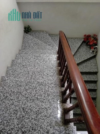 Bán nhà Hoàng Quốc Việt: 32,6mx 5 tầng, MT 4m, ngõ nông, Ở ngay-3,4 tỷ